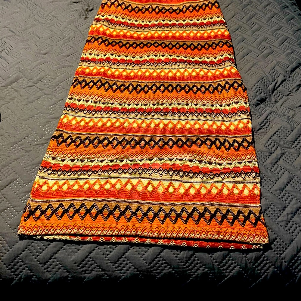 I’m selling a skirt! it is XL/44/12. It has a slit on the left side.